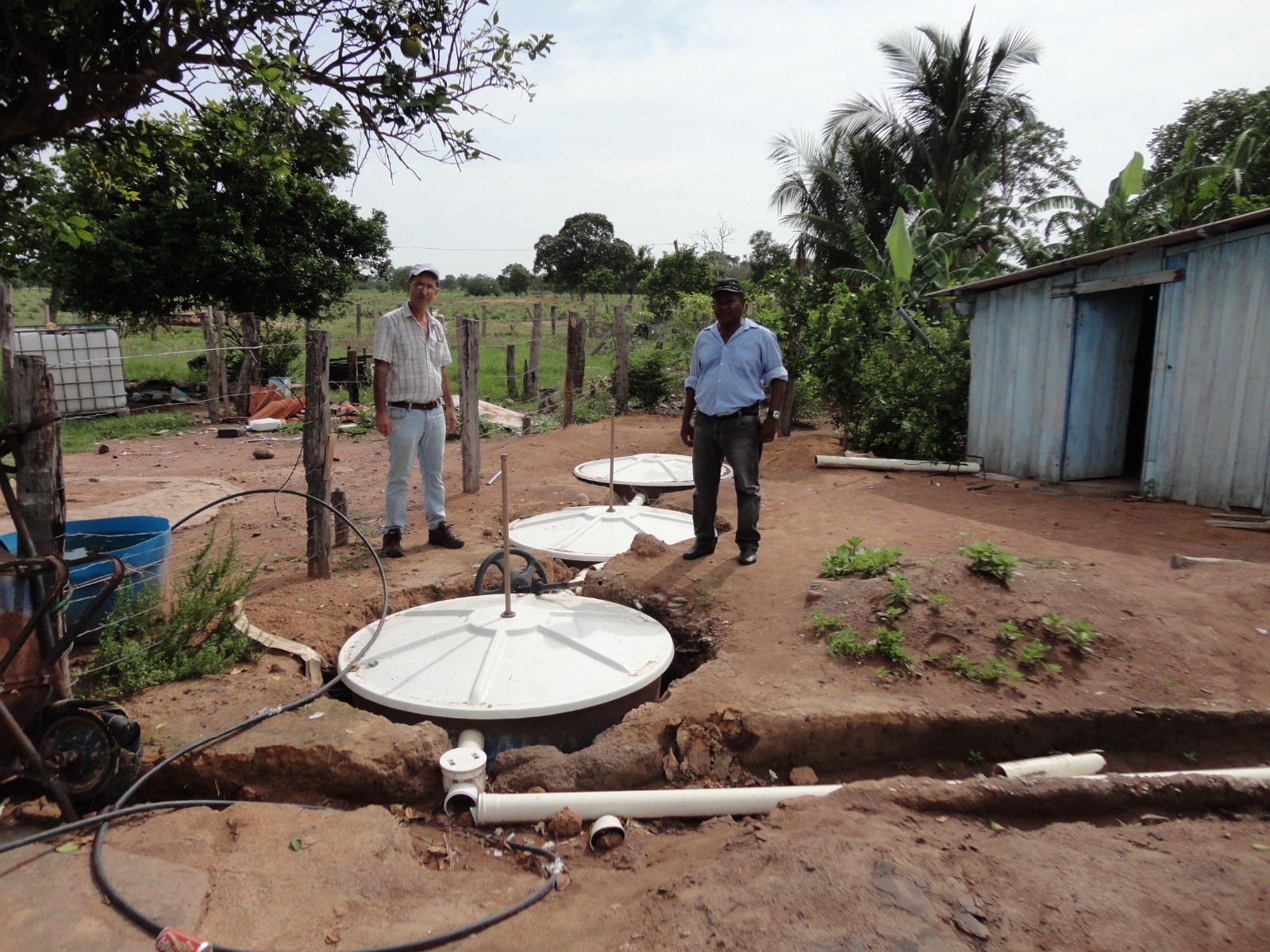 Samir Curi e morador ao lado de biiofossas instaladas na comunidade do Projeto de Assentamento Rancho da Saudade, em Cáceres (MT), um dos usos de tecnologia social conduzidos pelo Incra em projeto da Embrapa que foi levado como proposta ao Congresso Nacional de Profissionais pelo Sindicato dos Peritos Federais Agrários