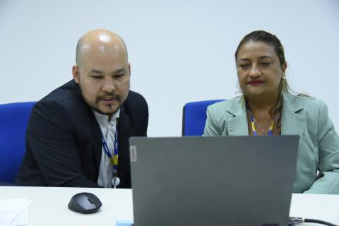 Renato e a assessora da presidência do Confea Simone Baía