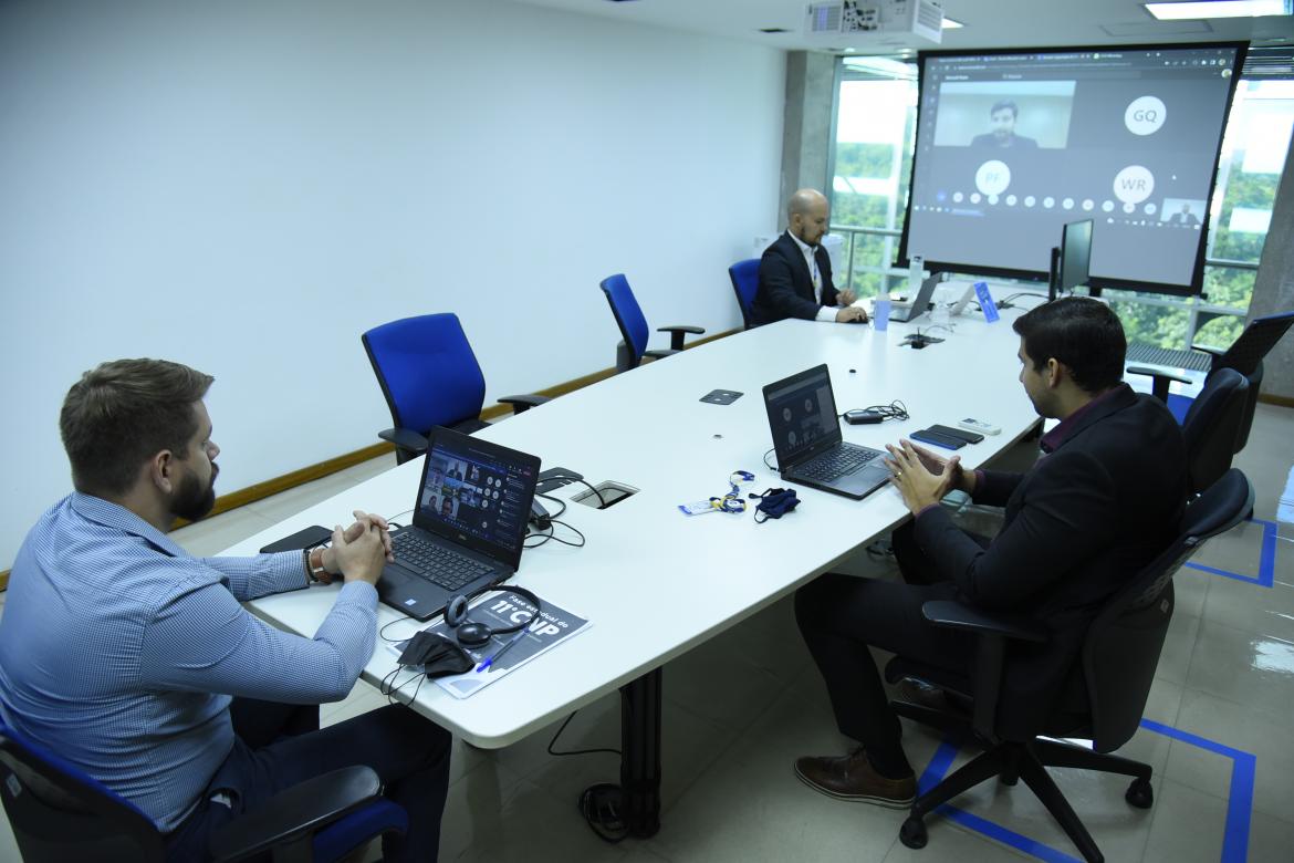 Assessor da presidência Maycon Souza, assessor parlamentar Guilherme Cardozo e gerente de Relacionamentos Institucionais do Confea, Renato Muzzolon Júnior