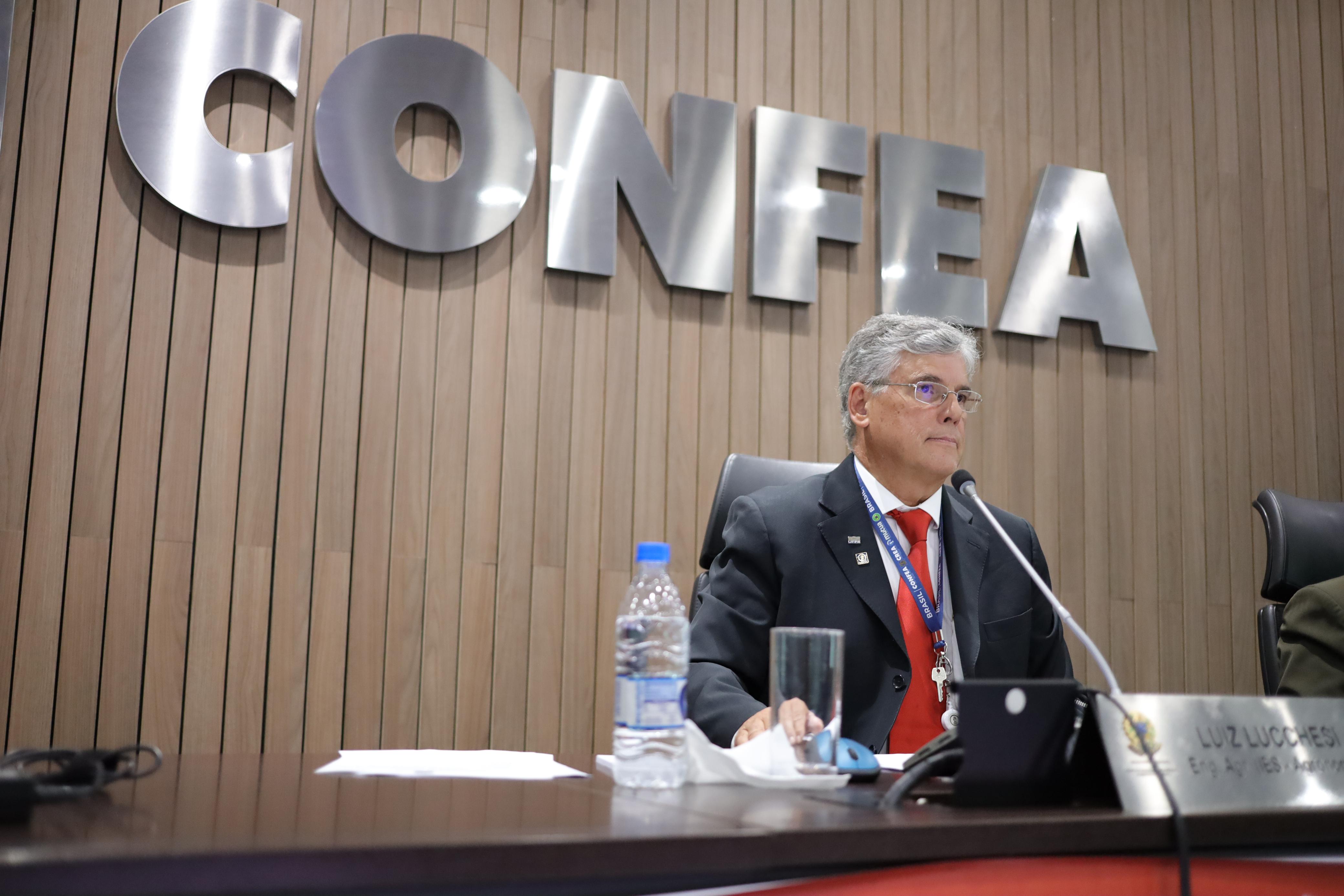 Vice-presidente do Confea, eng. Luiz Lucchesi conduziu a plenária